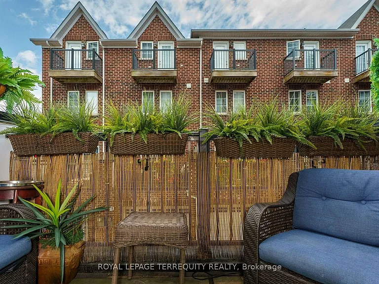 101 The Queensway #Townhouse 2 — Photo 2