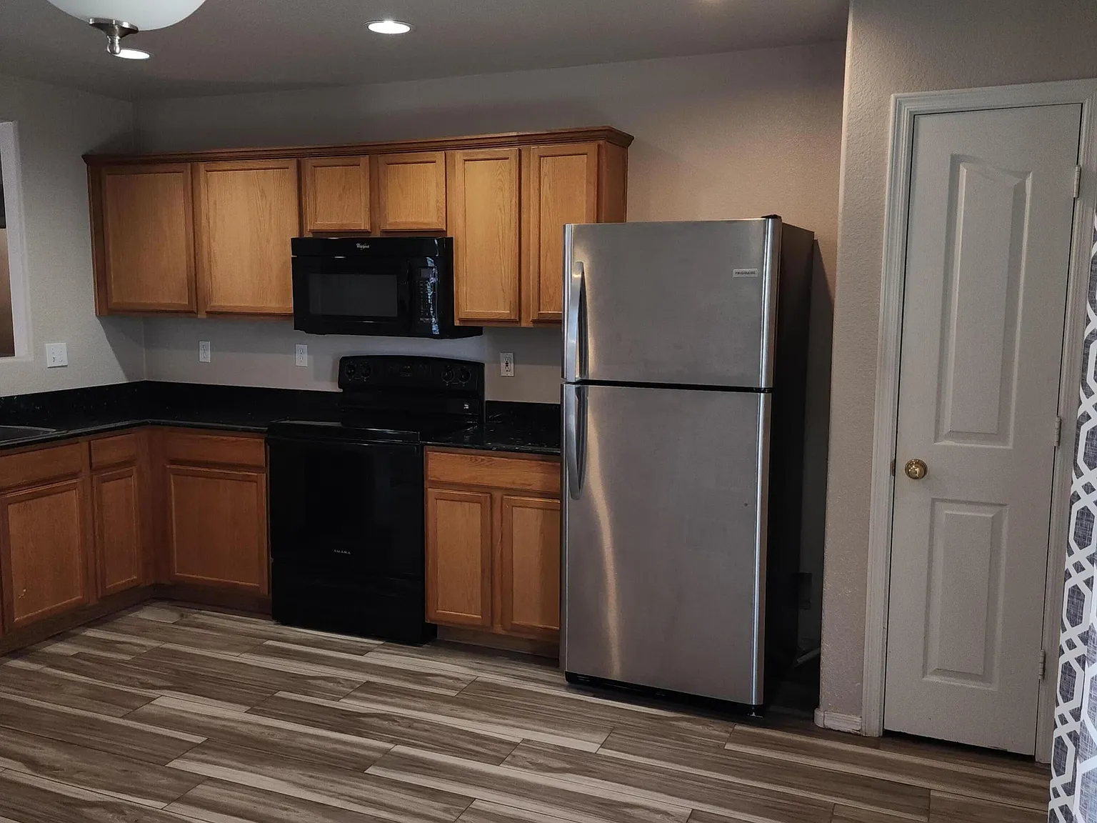 3 bed, 2.0 bath, 1518 sqft, $2,050 — Photo 2