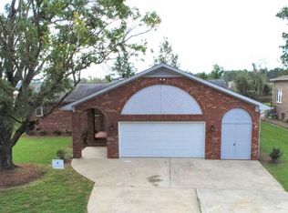 828 Pelican Dr, New Bern, NC 28560