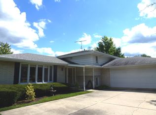 7805 Knottingham Ln, Downers Grove, IL 60516