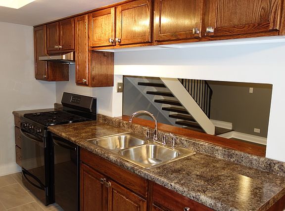 4th image of 29W648 Winchester Cir N Unit 3