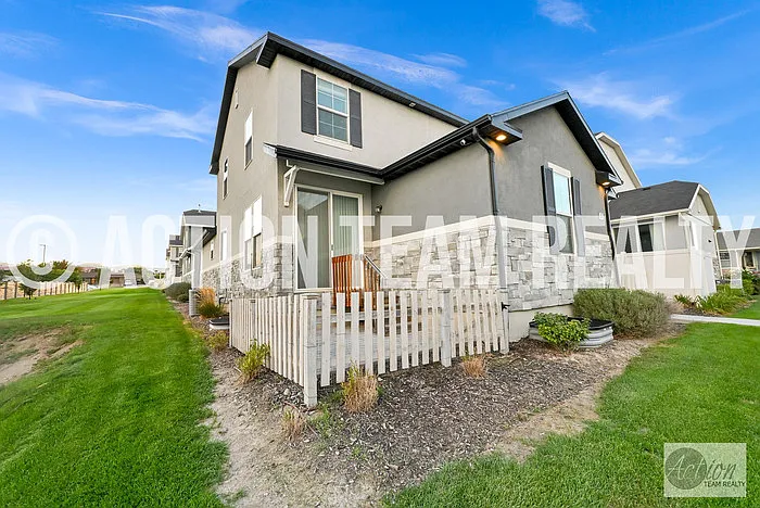 5 bed, 2.5 bath, 2994 sqft, $2,995 — Photo 2