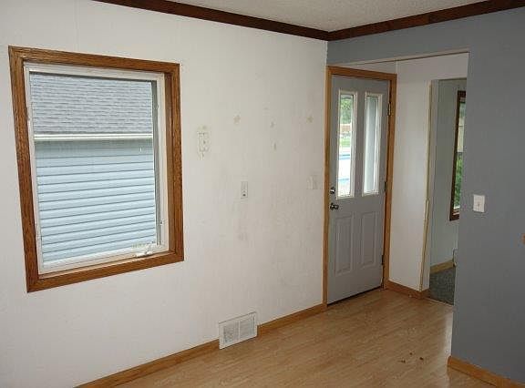 5th image of 302 1st St NE
