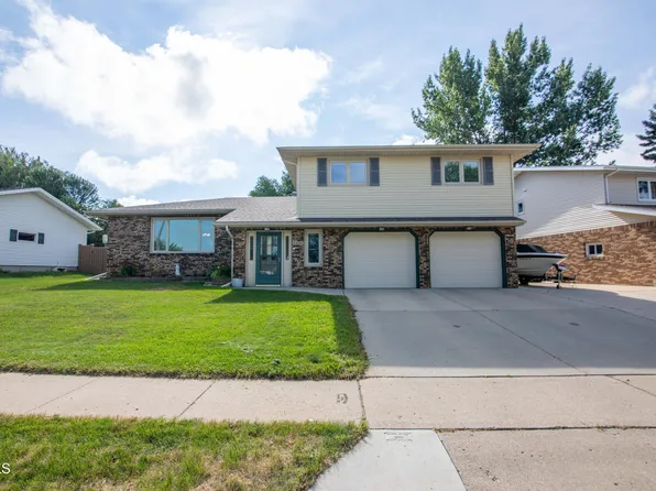 1325 Crestview Ln, Bismarck, ND 58501