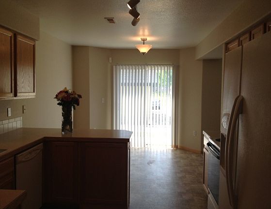 Kitchen & eating area