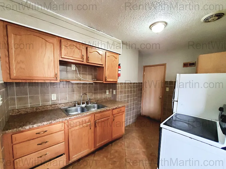 1112-1114 Byron Ave — Photo 6
