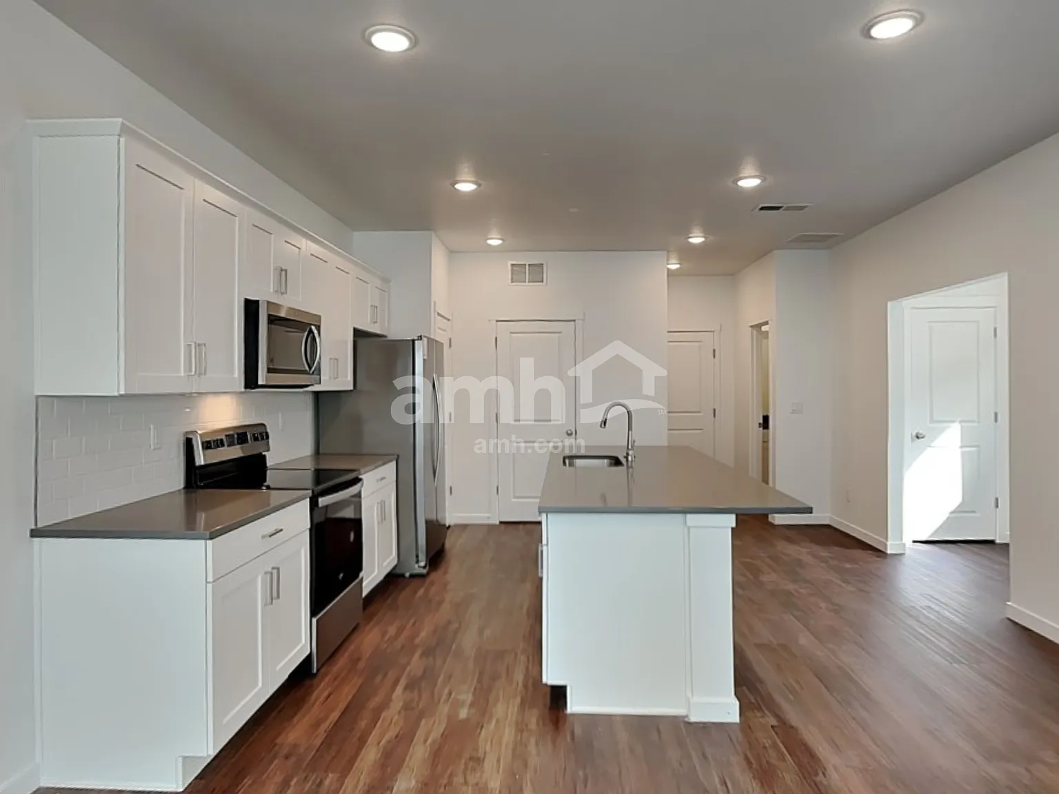 3 bed, 2.5 bath, 1730 sqft, $2,705 — Photo 3
