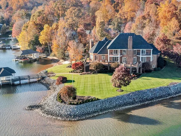 59 Bay View Cir, Penhook, VA 24137