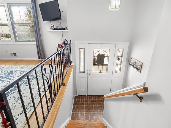 3rd image of 280 Fox Meadow Rd