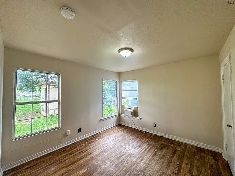 1672 Keeler Ave — Photo 8
