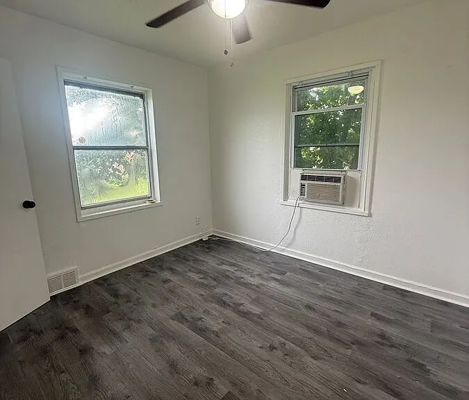 9525 Charlotte St — Photo 5