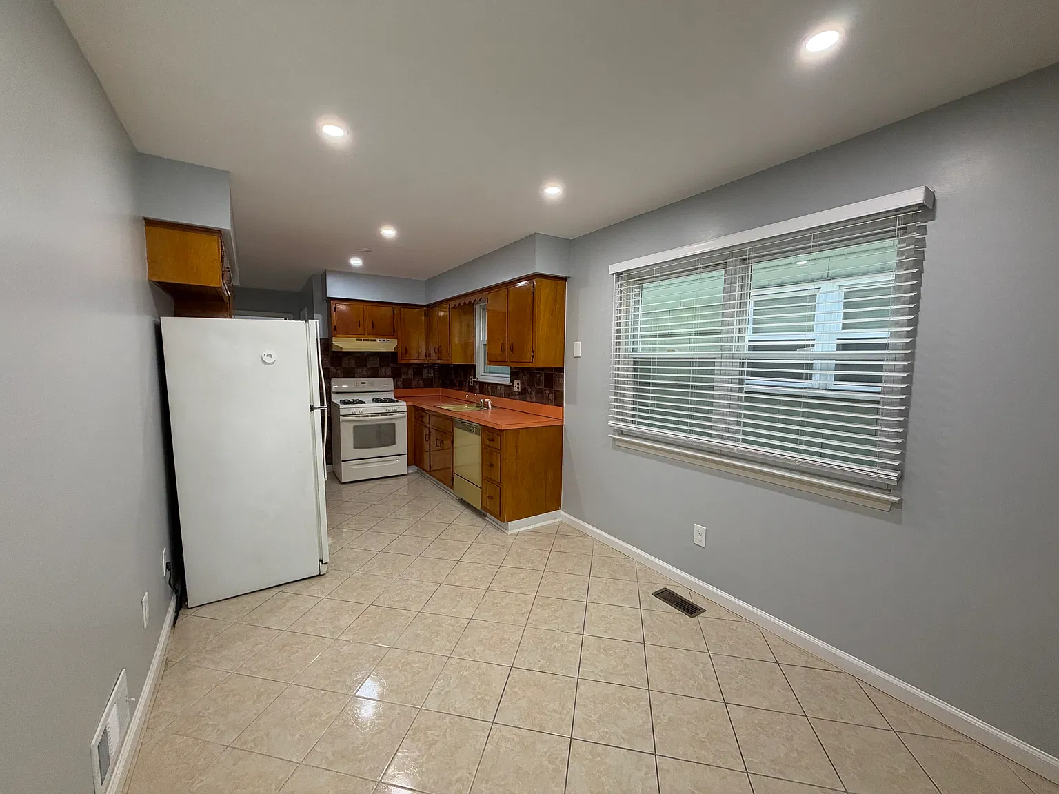 3 bed, 900 sqft, $2,800 — Photo 4