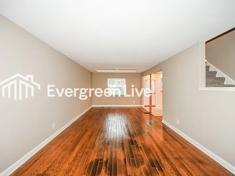 5569 Raceview Ave — Photo 3