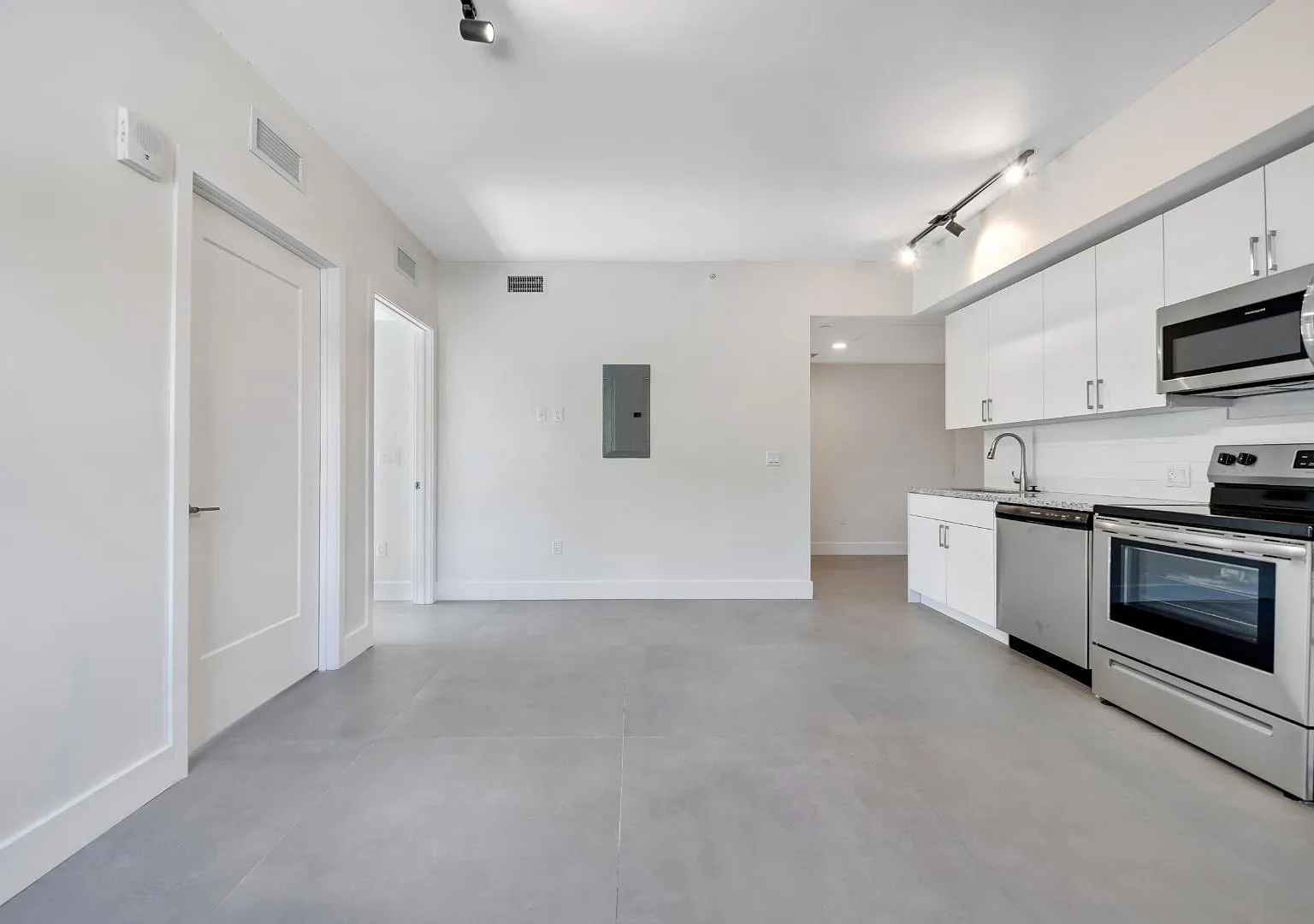 2 bed, 900 sqft, $2,100 — Photo 4
