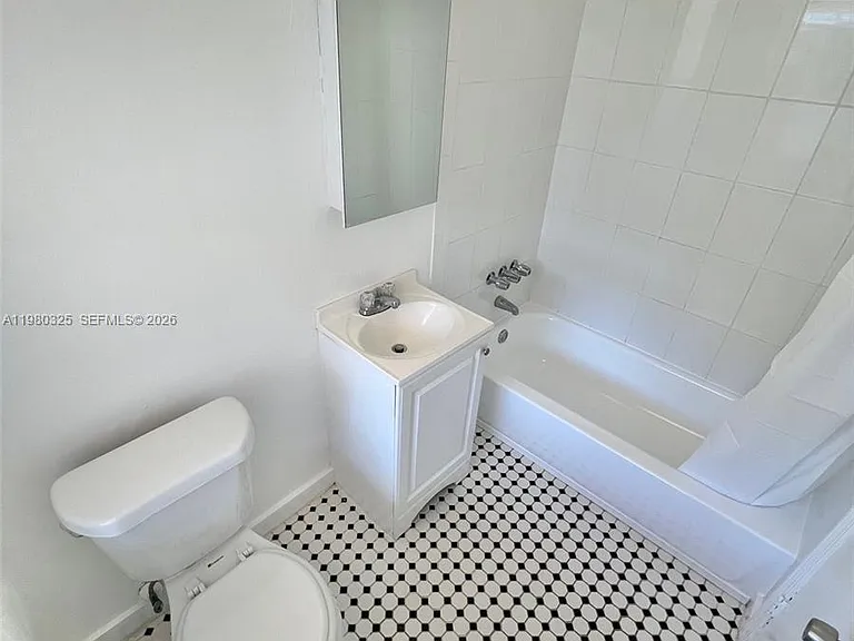 710 NE 85th St #14 — Photo 4