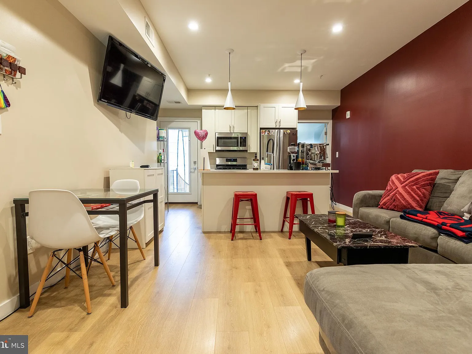 2 bed, 701 sqft, $2,300 — Photo 4
