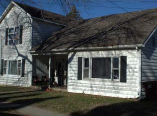 320-320 1/2 W Chestnut St, Freeport, IL 61032