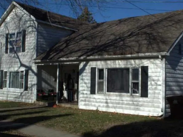 320-320 1/2 W Chestnut St, Freeport, IL 61032