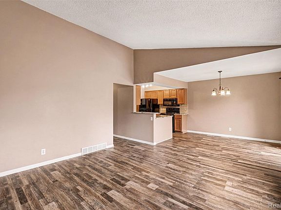 4th image of 210 Mary St
