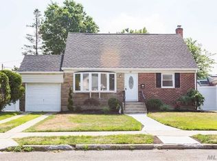 82 Pengon Cir, East Meadow, NY 11554