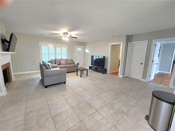 3rd image of 8 Highland Ln