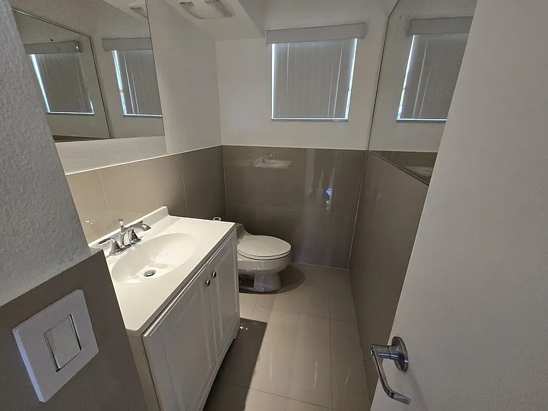 2800 NE 203rd St #24 — Photo 46