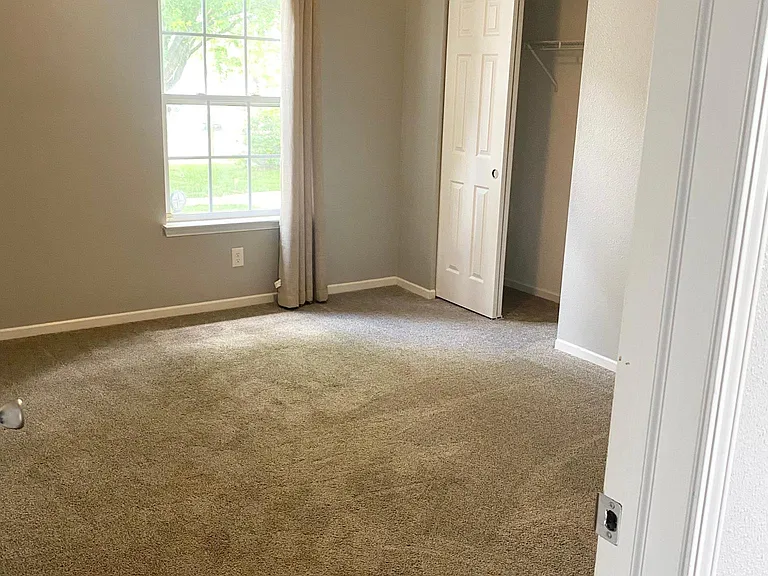 5636 N Plymouth Ct — Photo 10