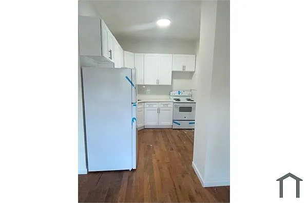Building Photo - 1103 E 215th St #2