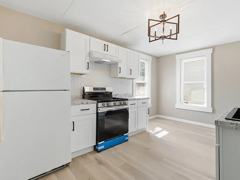 190 Bowman St — Photo 4