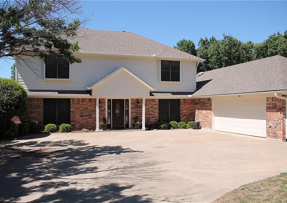 Wonderful home with new exterior paint and extra parking!