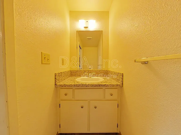 325 SE Lilly Ave #C — Photo 10