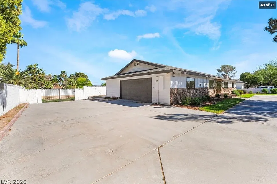 5 bed, 2684 sqft, $4,600 — Photo 2