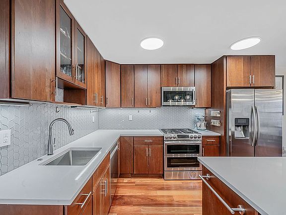 4th image of 682 Lexington Ave #1