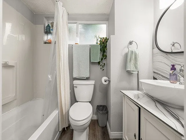 Full bathroom, recently updated