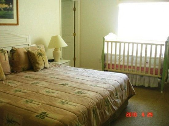 HR4P464GC-king-master-bedroom-with-crib