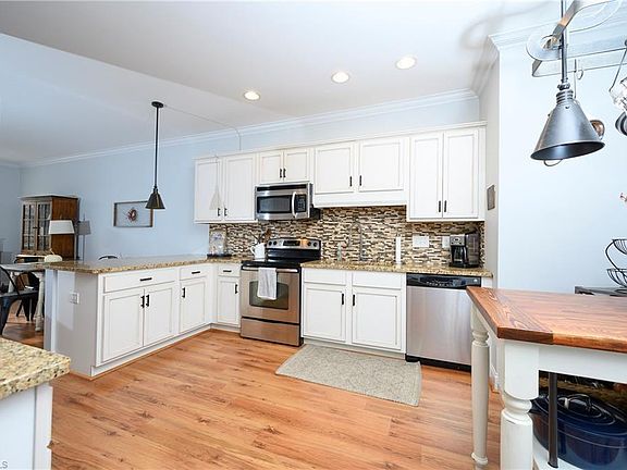 4th image of 33 Nandina Dr