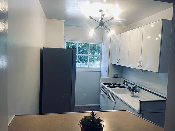 5th image of 2024 Argyle Ave APT F