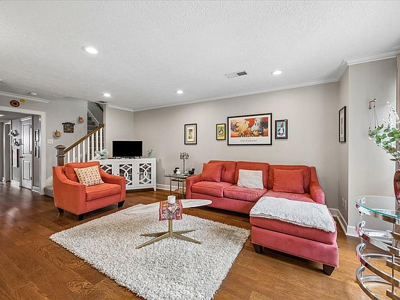 4th image of 413 N Post Oak Ln #413