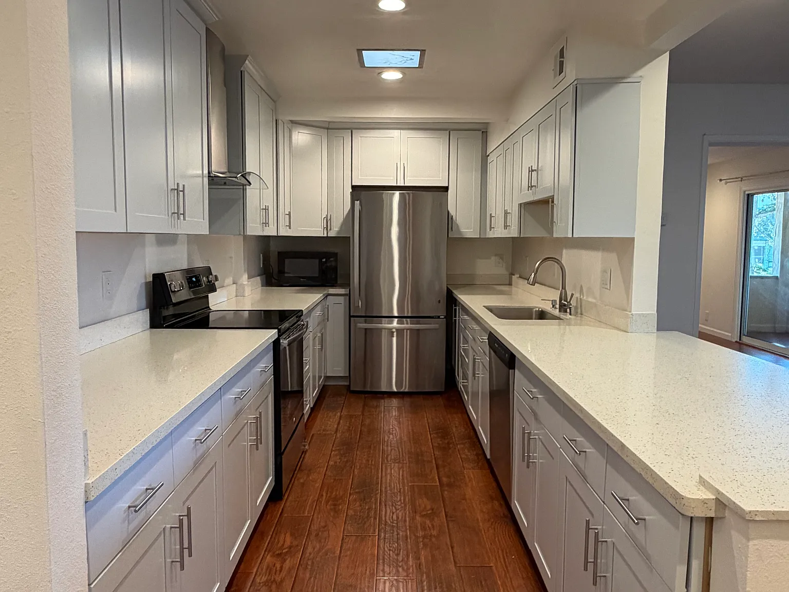 4 bed, 2.5 bath, 1825 sqft, $7,200 — Photo 2