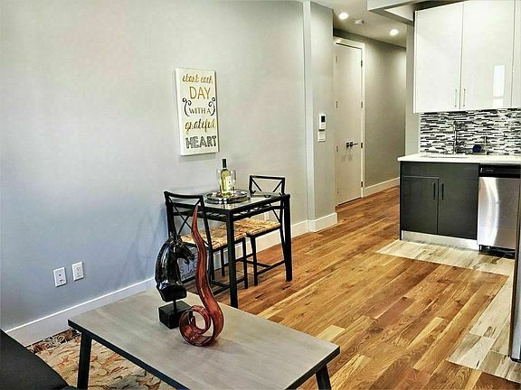 2nd image of 512 Jackson Ave #3R