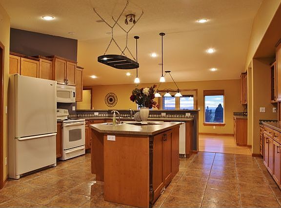 Kitchen W/Tile floor