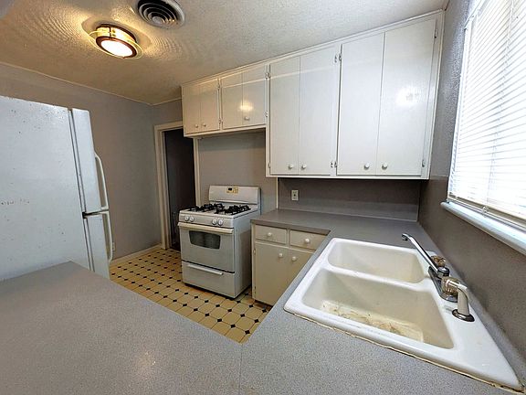 4th image of 3529 Bowling Ln