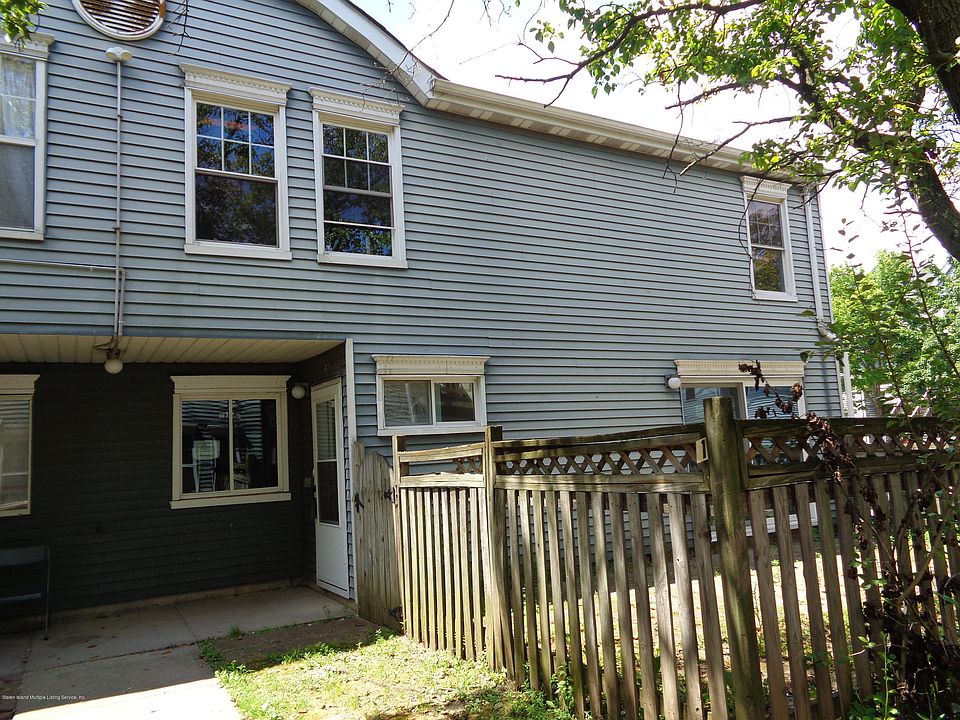 1st image of 121 Pond Way #121