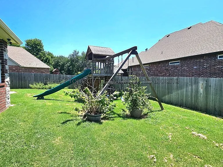 809 W Granger St — Photo 47