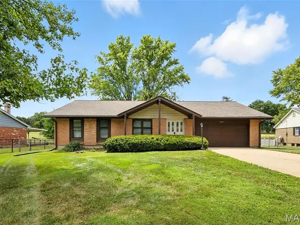 1025 Bridgeport Dr, Ballwin, MO 63011