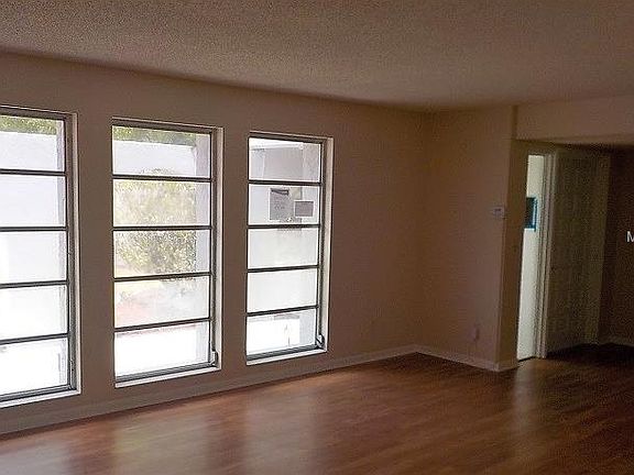 4th image of 2789 Meadow Oak Dr E