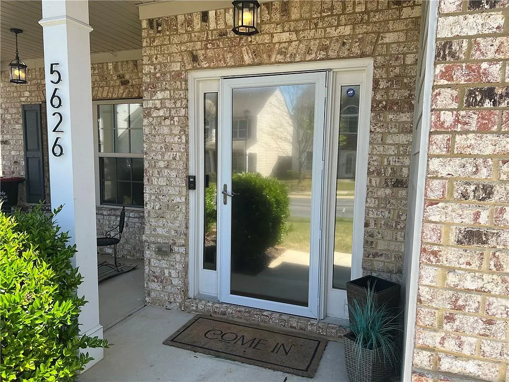 4 bed, 2.5 bath, 2286 sqft, $2,900 — Photo 3