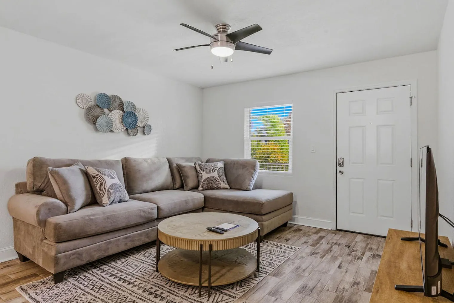 2 bed, 1.0 bath, $4,957 — Photo 1