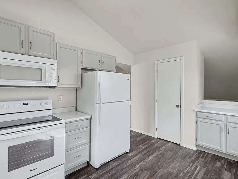 1430 Tamarisk Dr — Photo 9