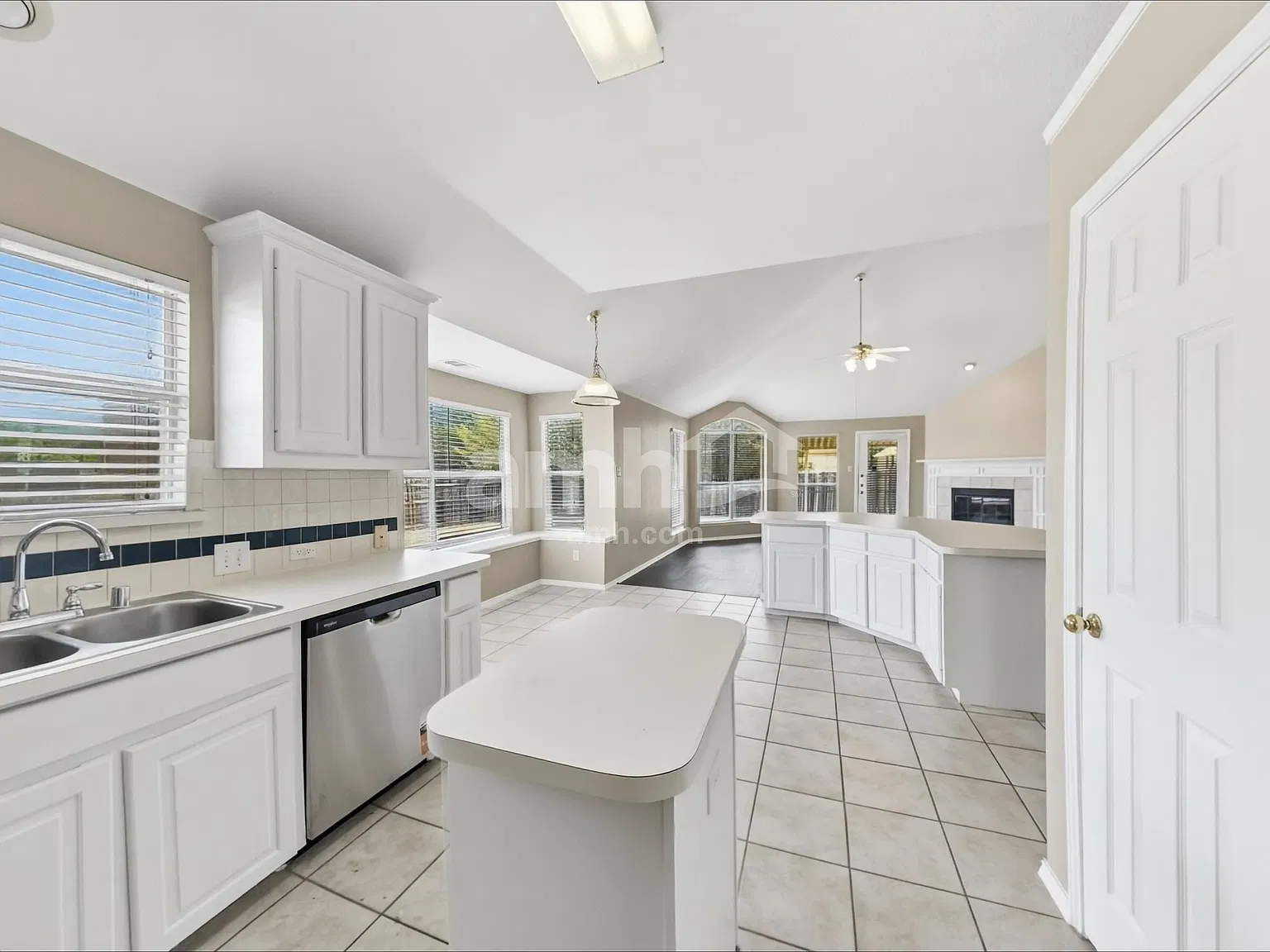 3 bed, 2.0 bath, 2101 sqft, $2,650 — Photo 4